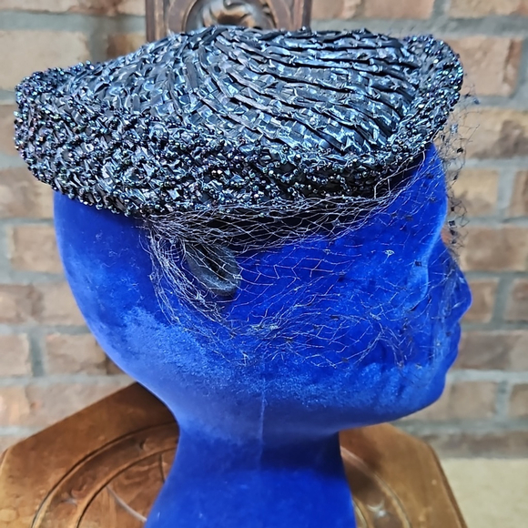 Vintage 1940's or 50's straw, beaded and veiled ladies hat. - Picture 4 of 8